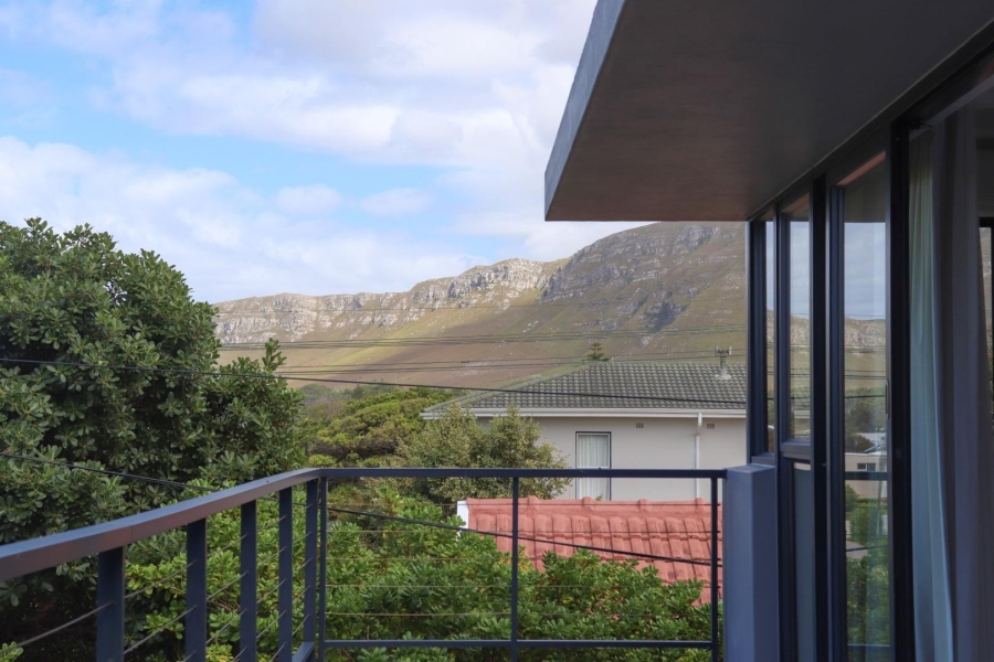 To Let 6 Bedroom Property for Rent in Voelklip Western Cape
